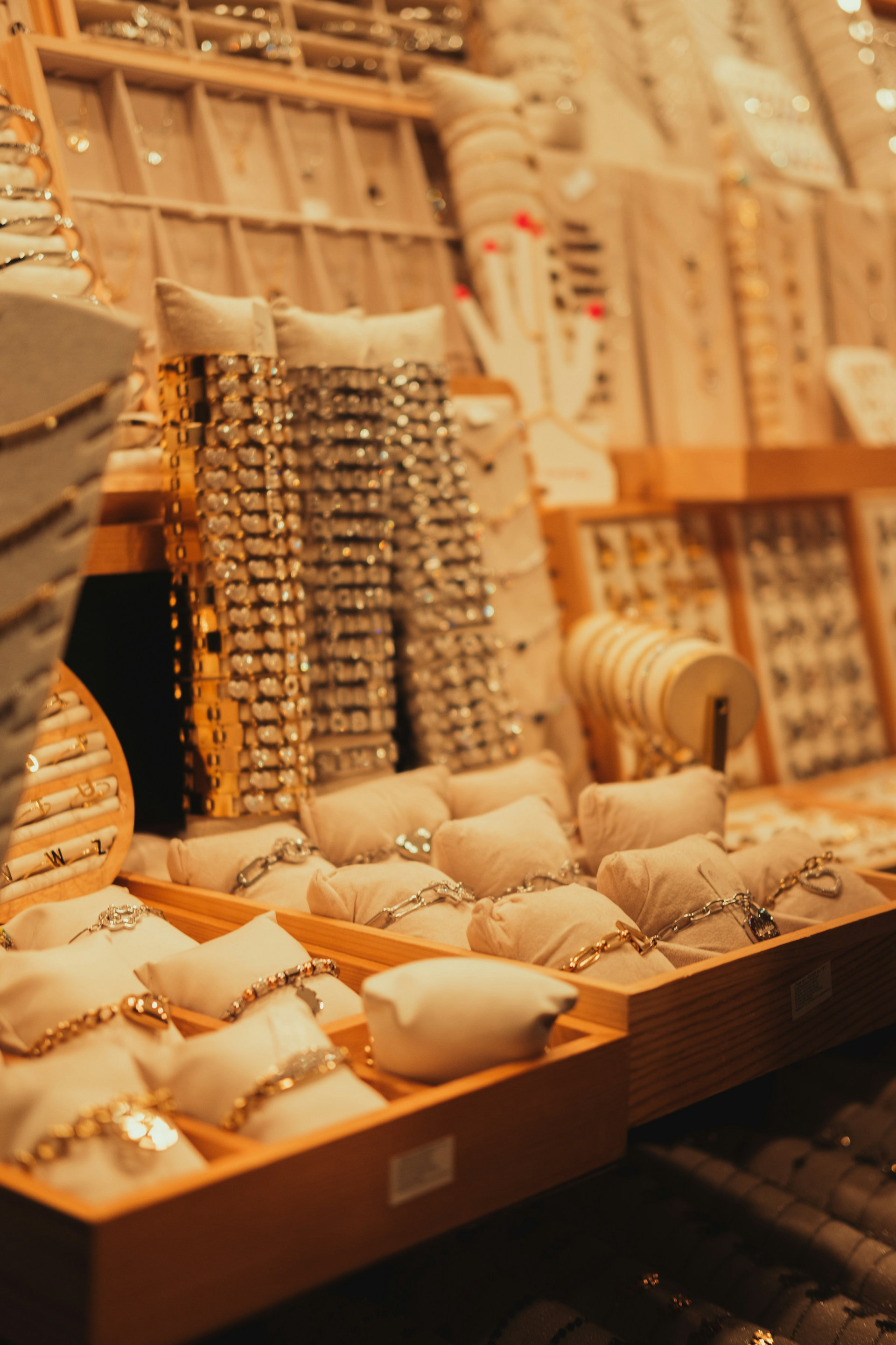 Vitrina de joyería iluminada con collares, anillos y pulseras exhibidos