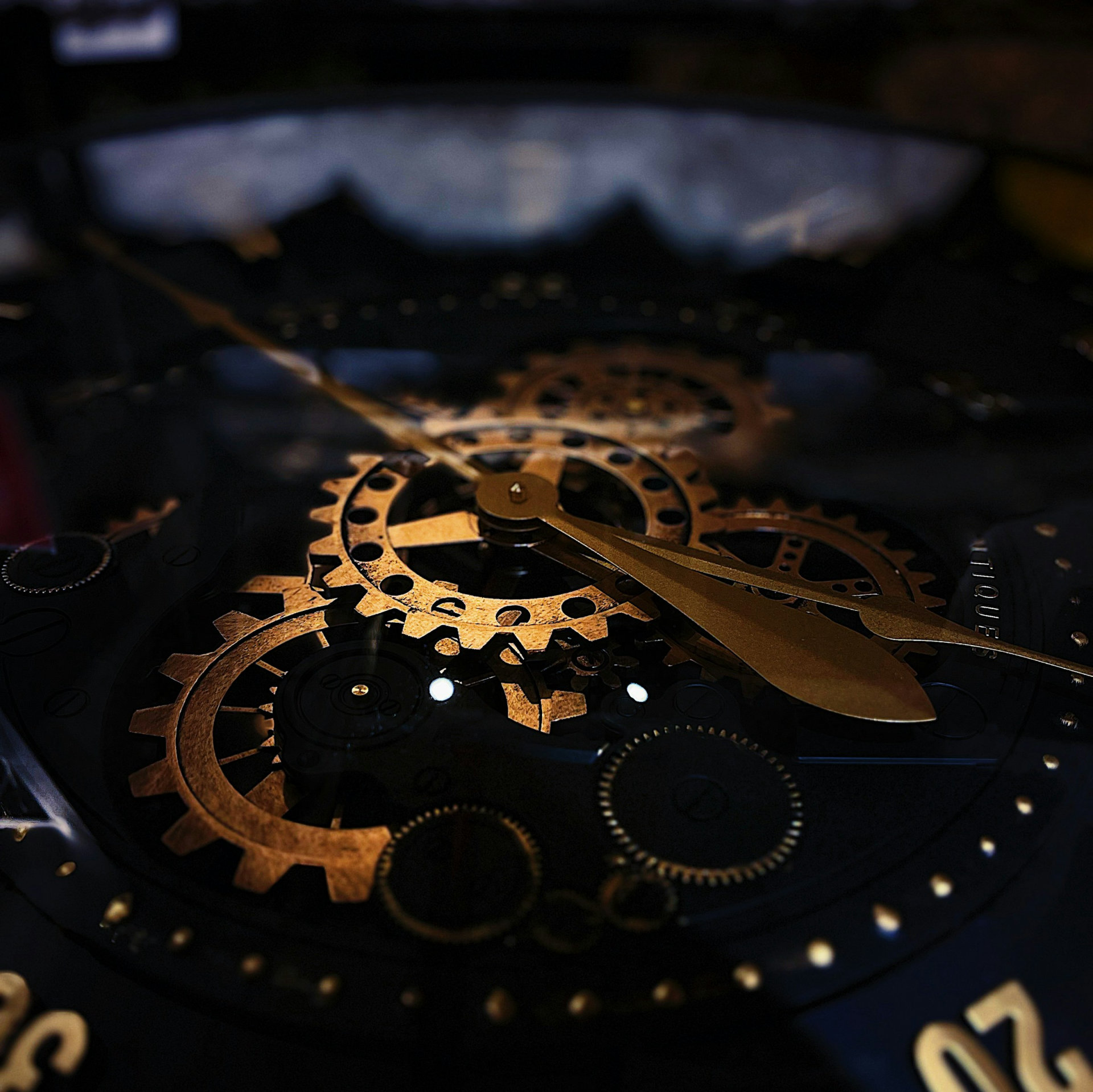 Engranajes y mecanismo interno de un reloj en primer plano